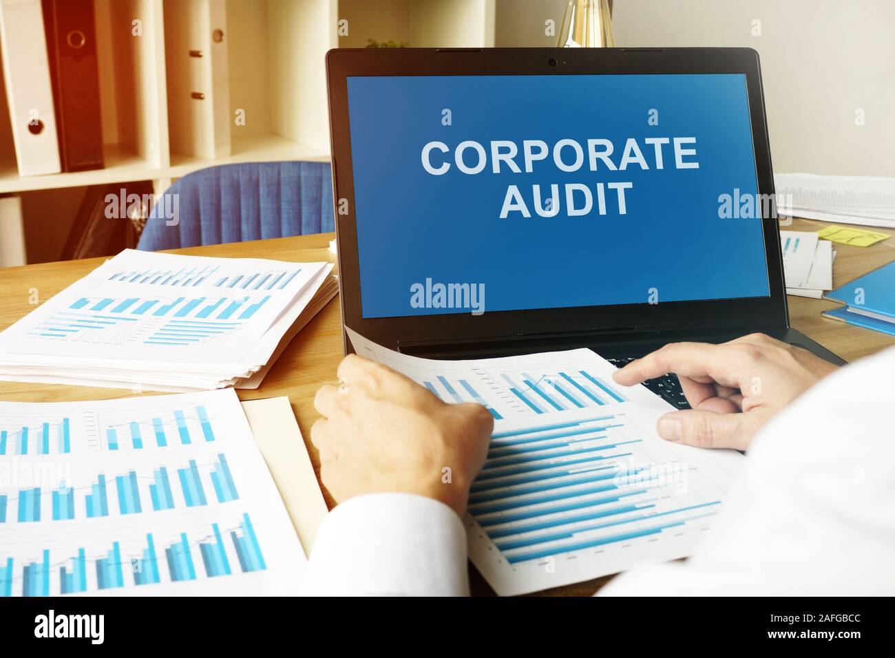 Corporate di relazione di audit sul laptop. Foto Stock