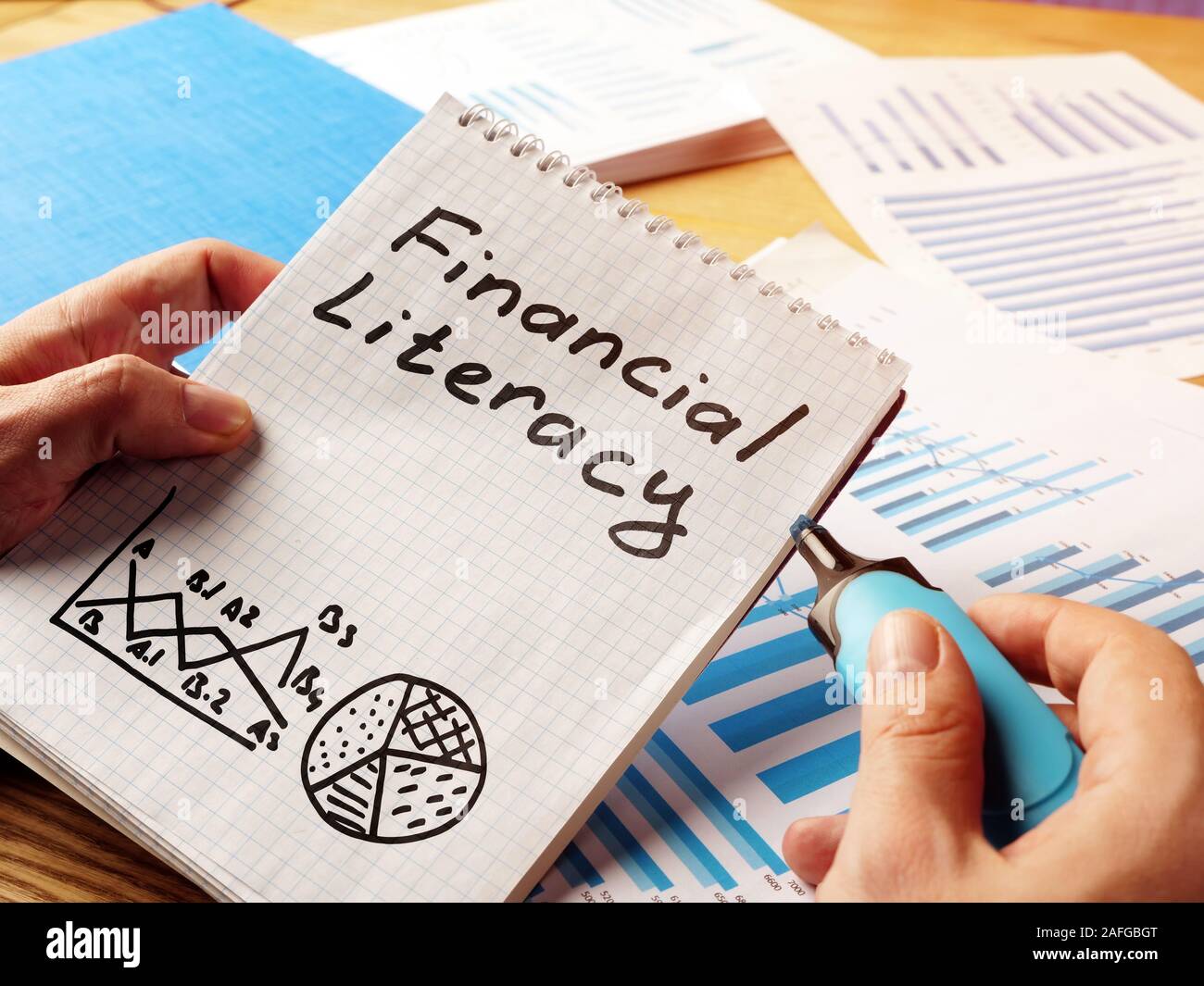Alfabetizzazione finanziaria scritta a mano nel Blocco note. Foto Stock