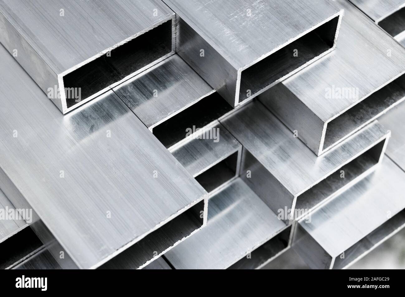 Il profilo in alluminio per porte e finestre di produzione. Metallo strutturale forme di alluminio. Profili in alluminio texture per costruzioni. Const in alluminio Foto Stock