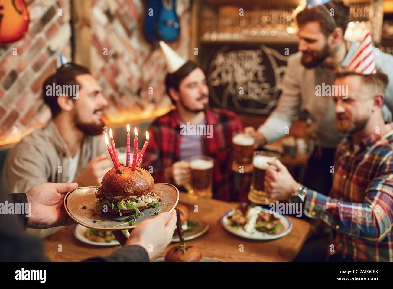 Amici maschio di celebrare una festa di compleanno. Foto Stock