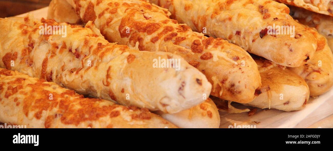 Molti bastoni pretzel cosse al forno con formaggio e prosciutto Foto Stock