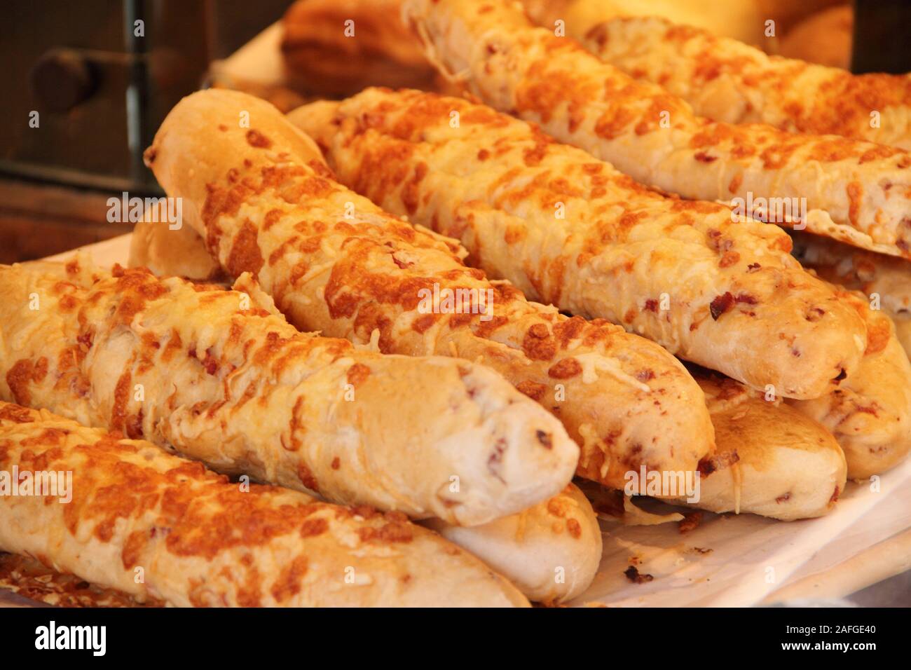 Molti bastoni pretzel cosse al forno con formaggio e prosciutto Foto Stock