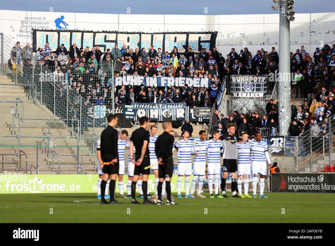 Unterhaching, Deutschland. 15 Dic, 2019. firo: 15.12.2019, calcio, 3.Bundesliga, stagione 2019/2020, SpVgg Unterhaching - MSV Duisburg 2 : 2 MSV Duisburg, MSV, Duisburg, dolore, minuto di lutto, il minuto di silenzio, Detlef Pirsig, | Utilizzo di credito in tutto il mondo: dpa/Alamy Live News Foto Stock