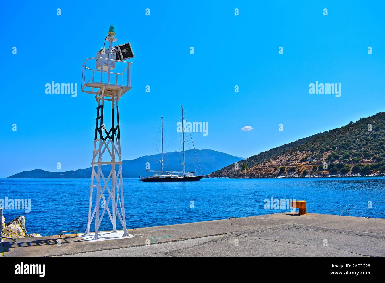 Una vista sulla bellissima baia di Agia Effimia con un lussuoso yacht ormeggiati nel porto. Sullo sfondo di montagne in basso verso il profondo mare blu. Foto Stock