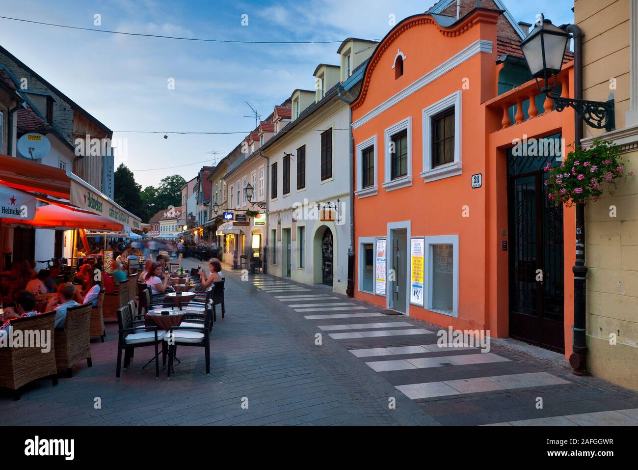 Appendere fuori Tkalciceva popolari street in città Zagreb, Croazia Foto Stock