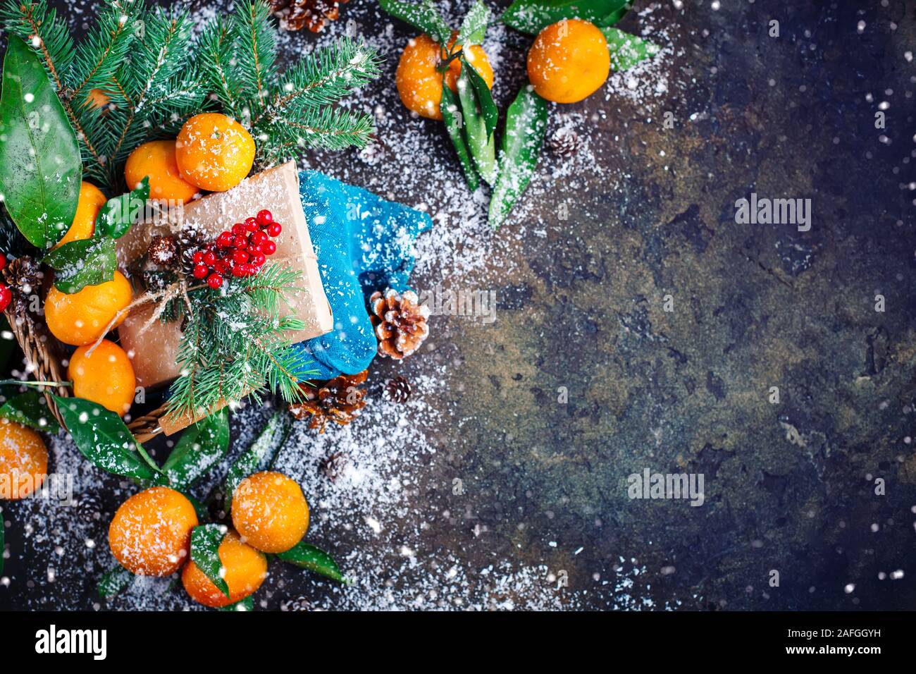 Il Natale e il nuovo anno di composizione con i mandarini freschi. Buon Natale e Felice Anno Nuovo. Messa a fuoco selettiva. Sfondo con copia spazio. Foto Stock