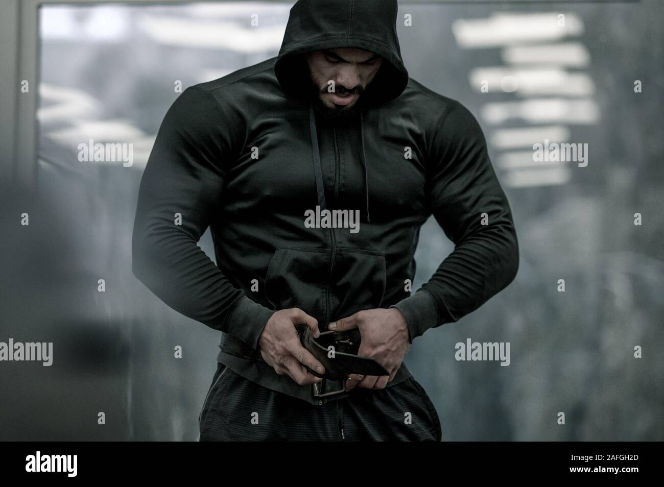 Sport mente motivazione maschio concetto di eroe epico uomo forte felpa con  cappuccio in preparazione per il sollevamento pesi durante la palestra di  formazione di allenamento Foto stock - Alamy