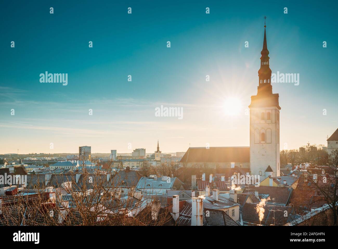 Tallinn, Estonia. Sole che splende attraverso la Chiesa di San Nicola Niguliste Kirik. Ex medievale chiesa luterana. Oggi le case di ramo d'Arte Museo di Foto Stock