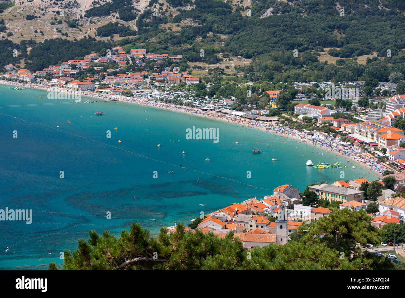 Popolare destinazione turistica città Baska sull'isola di Krk Quarnero,, Croazia Foto Stock