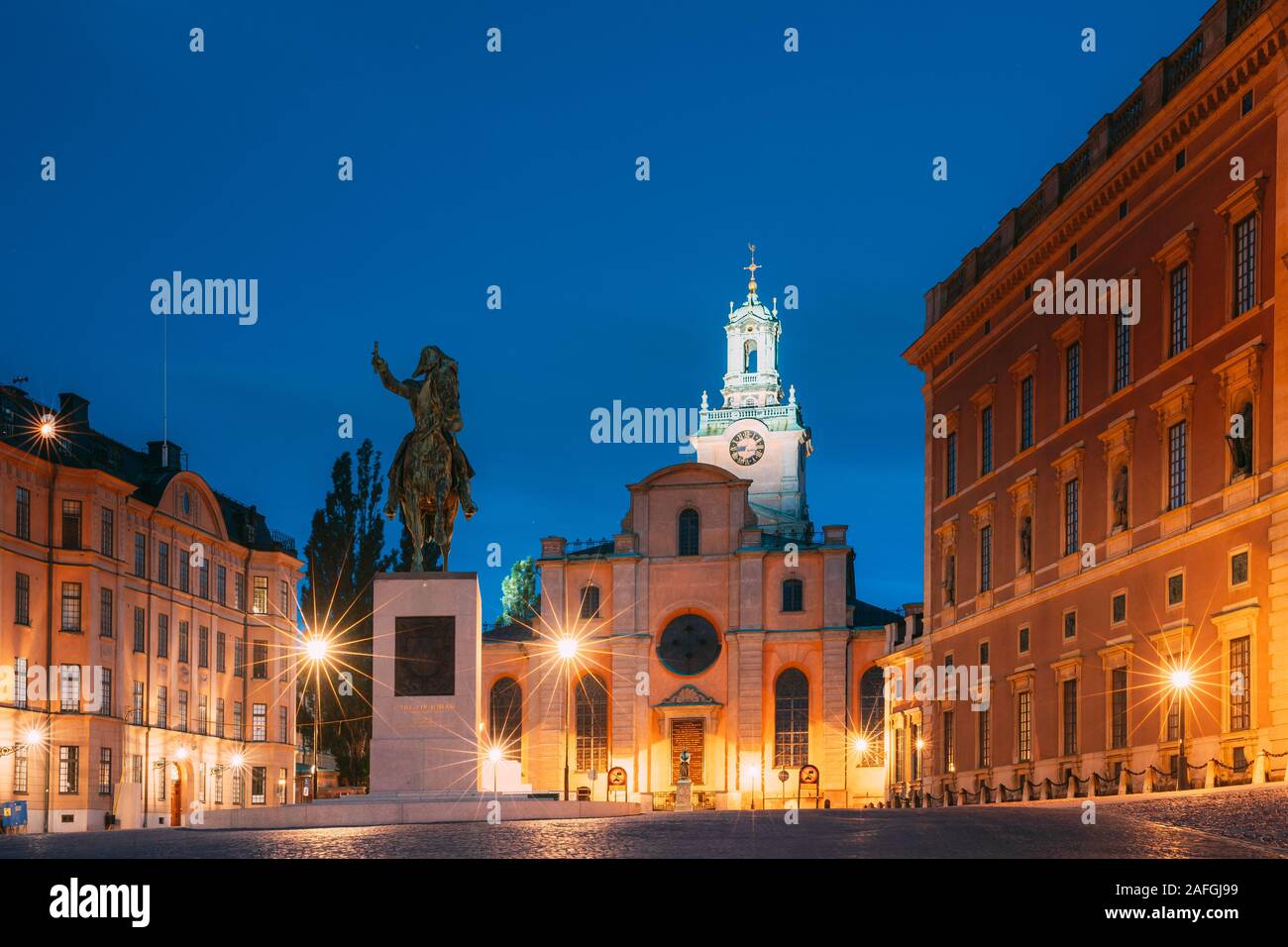 Stoccolma, Svezia. Statua di ex re svedese Karl XIV Johan seduto su un cavallo vicino alla grande chiesa o la chiesa di San Nicola e Palazzo reale. Famou Foto Stock