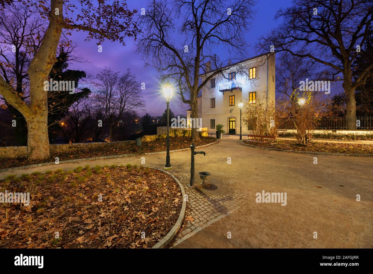 La notte scende sulla Park Gric in città alta Zagreb, Croazia Foto Stock