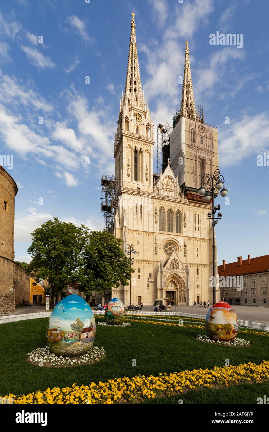 Le uova di pasqua di fronte alla cattedrale della città Zagreb, Croazia Foto Stock