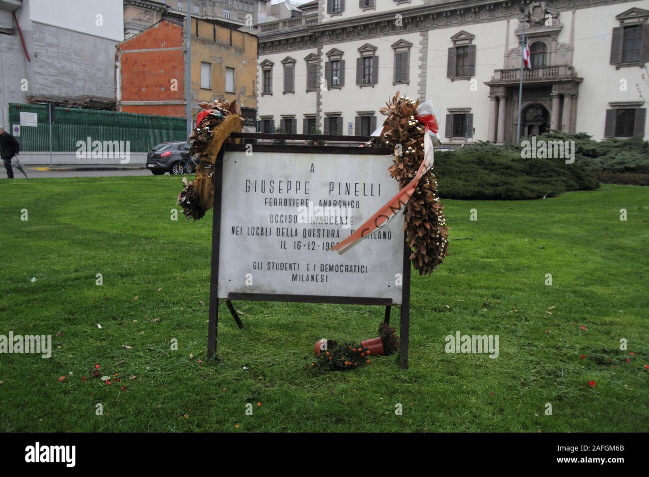 Milano, Italia - 8 Aprile 2013: Le lapidi in Piazza Fonatana per commemorare l'attacco terroristico del 12 dicembre 1969 presso la banca dell'agricoltura che ha causato 18 morti e 88 feriti Foto Stock