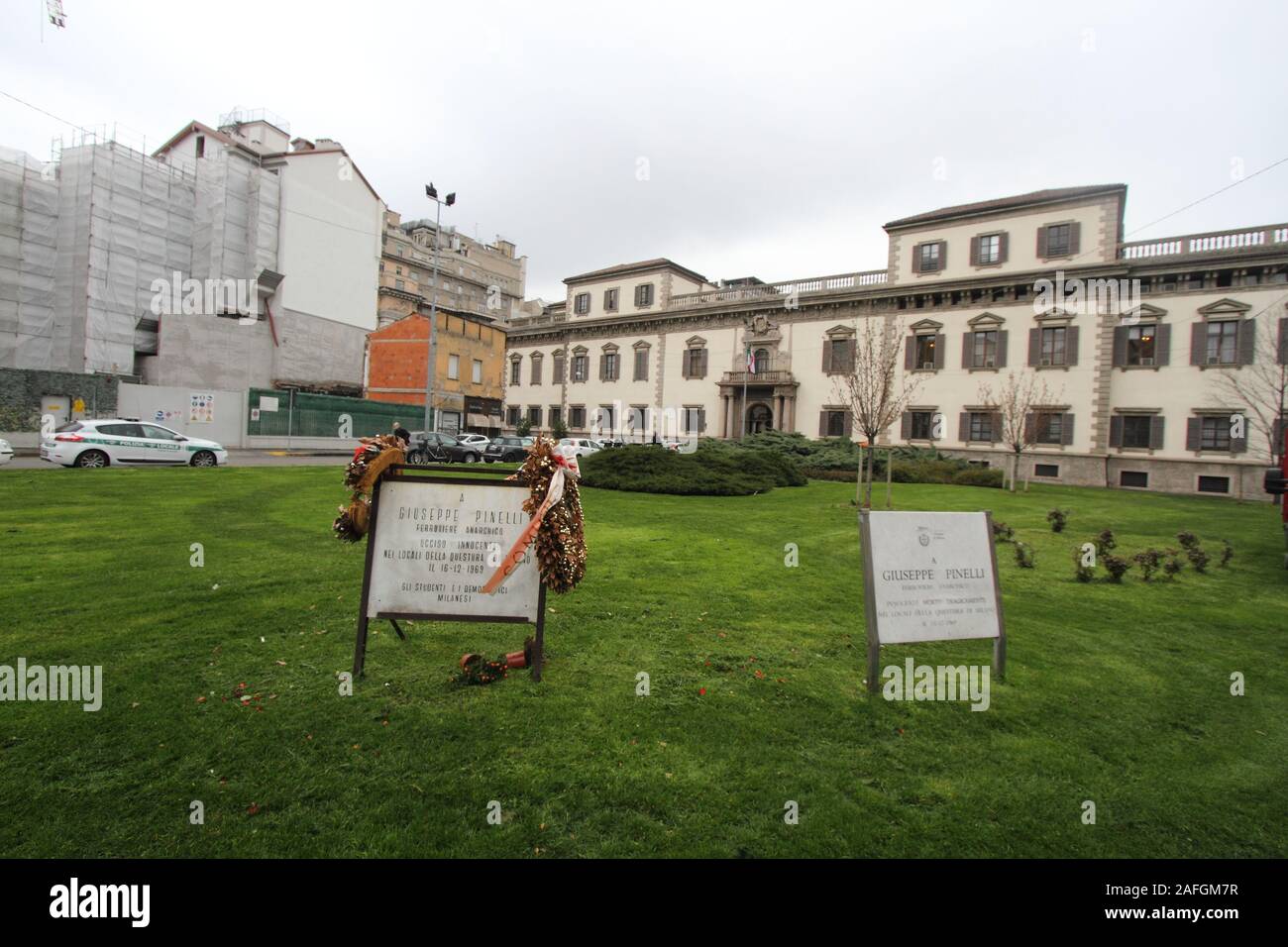 Milano, Italia - 8 Aprile 2013: Le lapidi in Piazza Fonatana per commemorare l'attacco terroristico del 12 dicembre 1969 presso la banca dell'agricoltura che ha causato 18 morti e 88 feriti Foto Stock