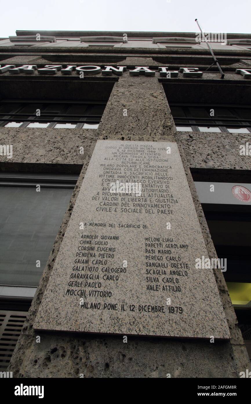 Milano, Italia - 8 Aprile 2013: Le lapidi in Piazza Fonatana per commemorare l'attacco terroristico del 12 dicembre 1969 presso la banca dell'agricoltura che ha causato 18 morti e 88 feriti Foto Stock