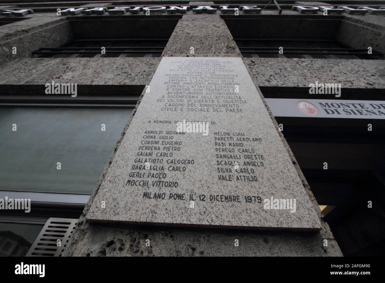 Milano, Italia - 8 Aprile 2013: Le lapidi in Piazza Fonatana per commemorare l'attacco terroristico del 12 dicembre 1969 presso la banca dell'agricoltura che ha causato 18 morti e 88 feriti Foto Stock