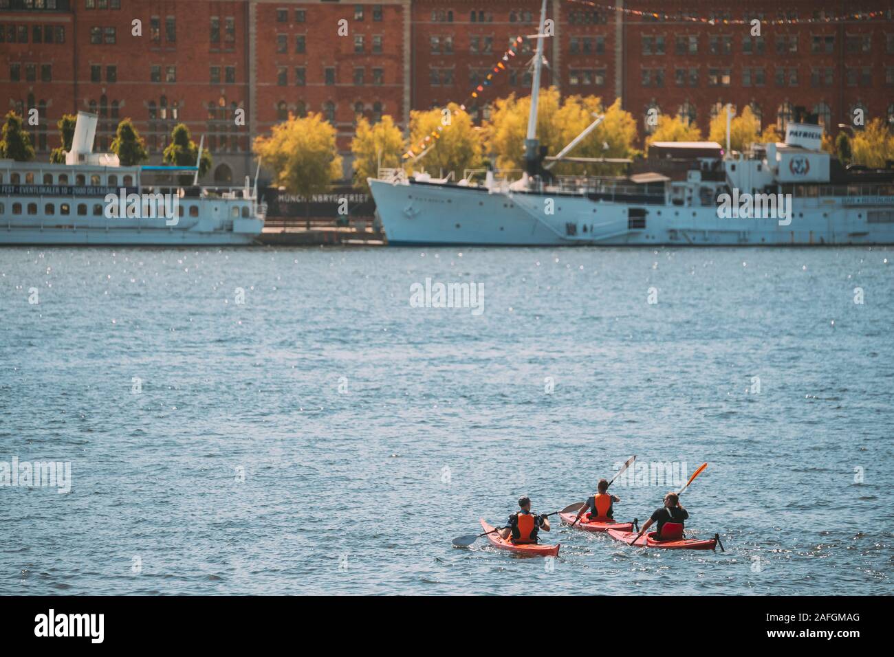 Stoccolma, Svezia - 30 Giugno 2019: persone galleggiante sul kayak vicino a Scenic famosa vista del terrapieno nella Città Vecchia di Stoccolma in estate. Gamla Stan in su Foto Stock