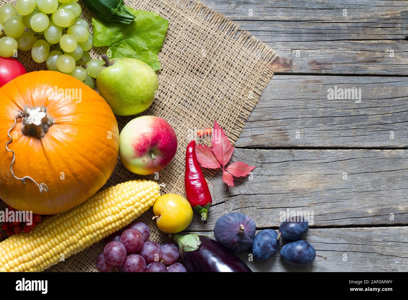 La zucca con l'autunno di frutta e verdura su schede madri vintage Foto Stock