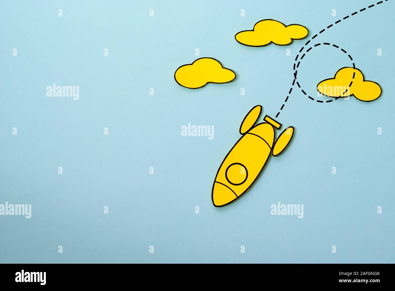 Razzo giallo looping intorno le nuvole nel cielo Foto Stock
