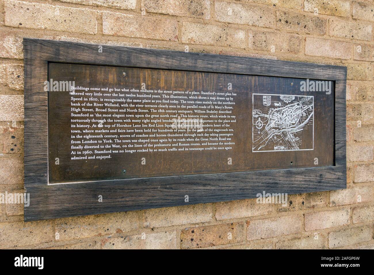 Inciso o inciso placca parete che mostra città vecchia piano / mappa di Stamford risalente al 1610, Stamford, Lincolnshire, Inghilterra, Regno Unito (vedere anche l'immagine 2AFGP6X) Foto Stock