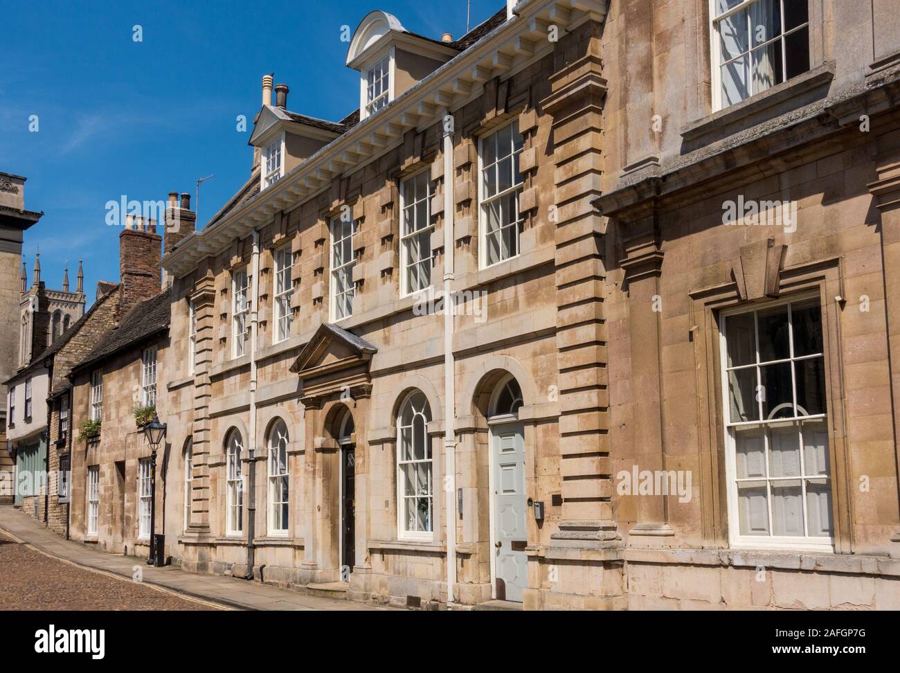 Grande casa in pietra di frassino rusticata C18 di grado 2 con porta dorica e frontone, n. 2 St Mary's Place, Stamford, Lincolnshire, Inghilterra, Regno Unito. Foto Stock