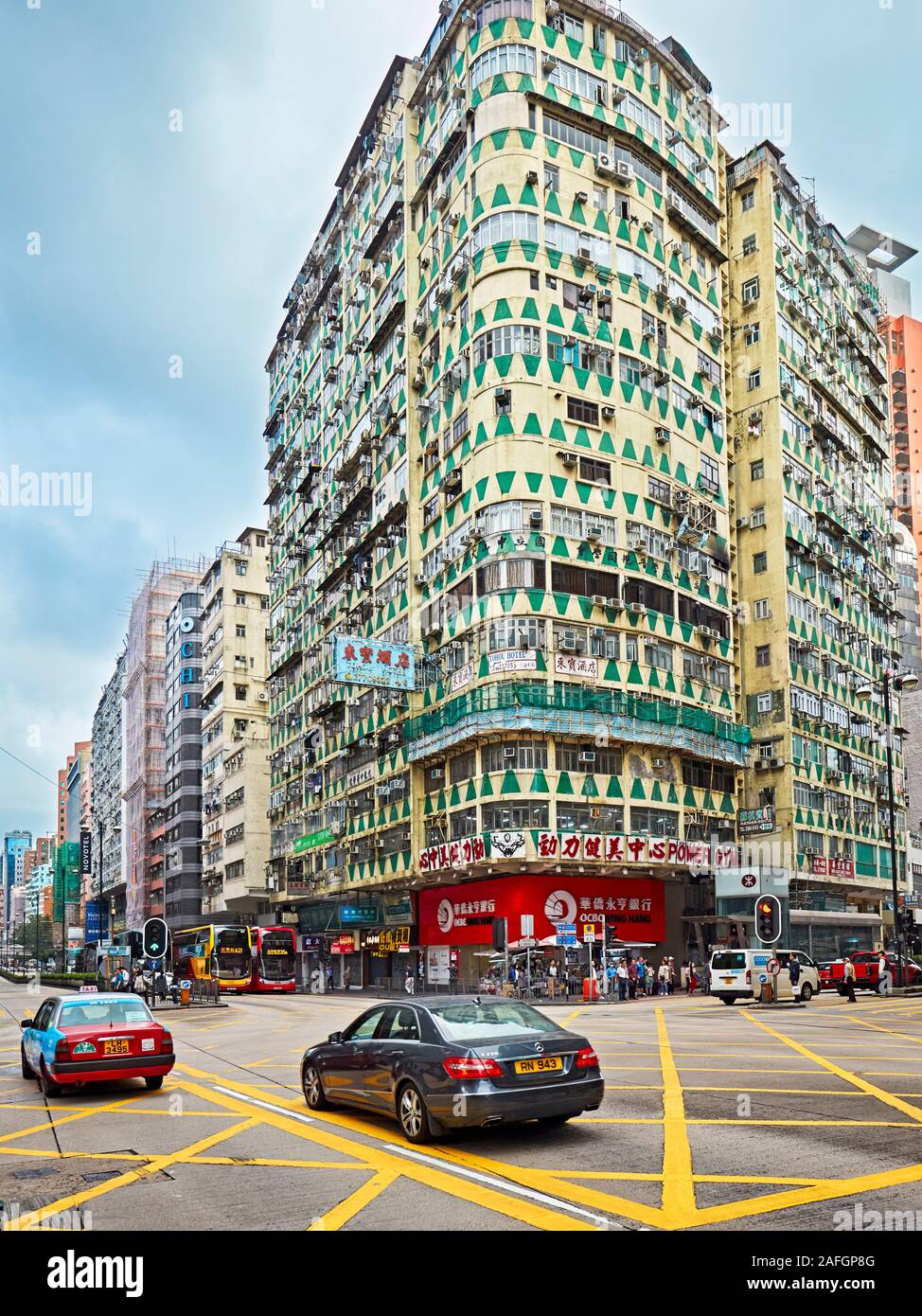 Auto in movimento sulla casella gialla giunzione sulla Nathan Road. Kowloon, Hong Kong, Cina. Foto Stock