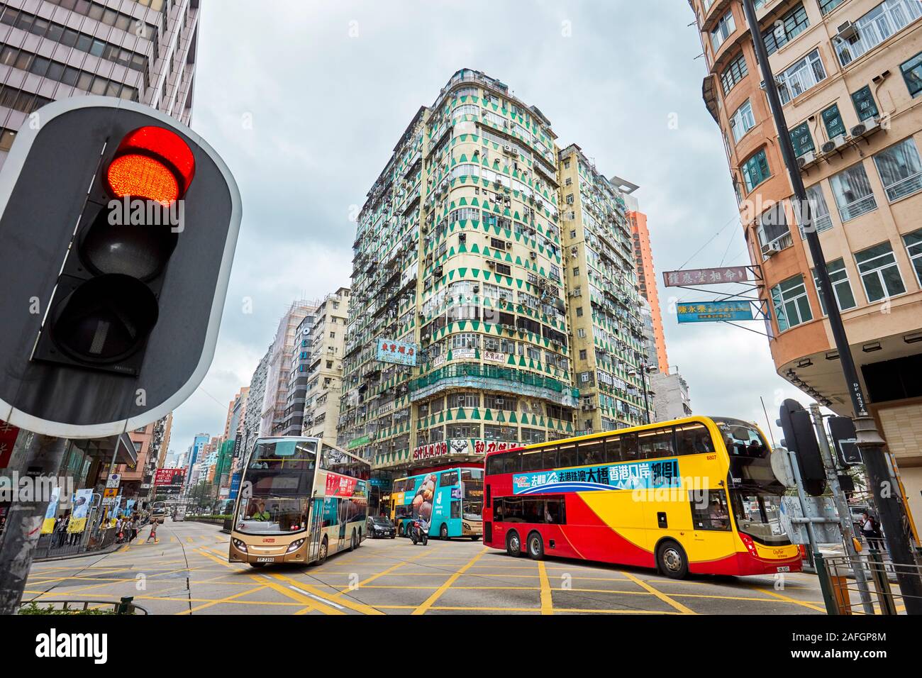 Gli autobus a due piani in movimento sulla Nathan Road. Kowloon, Hong Kong, Cina. Foto Stock