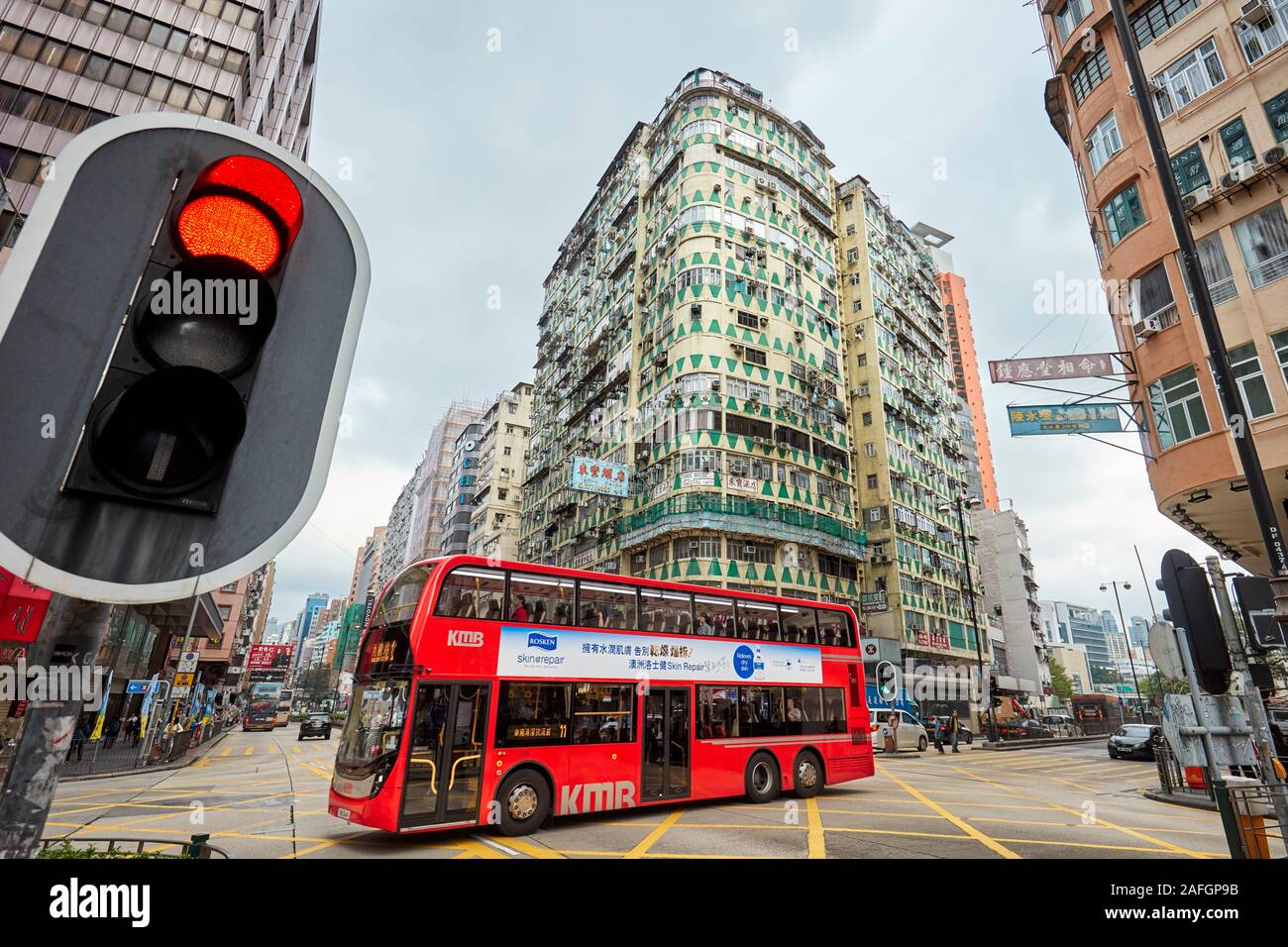 Red double-decker bus attraversando la Nathan Road. Kowloon, Hong Kong, Cina. Foto Stock