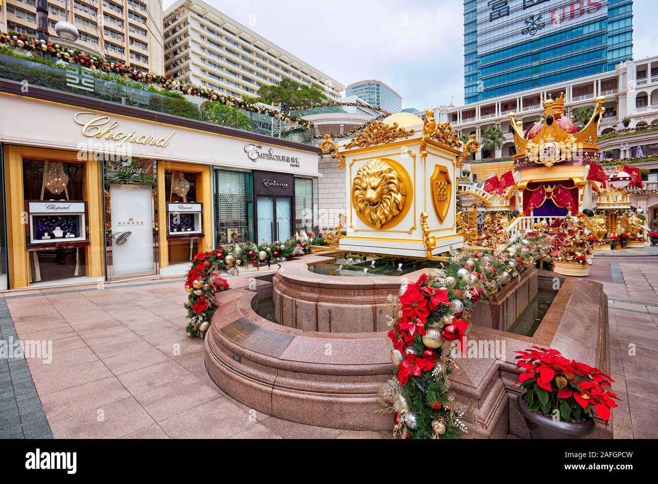 Installazione colorati nella parte anteriore del lussuoso imperatore Shop a 1881 composto del patrimonio. Tsim Sha Tsui, Kowloon, Hong Kong, Cina. Foto Stock