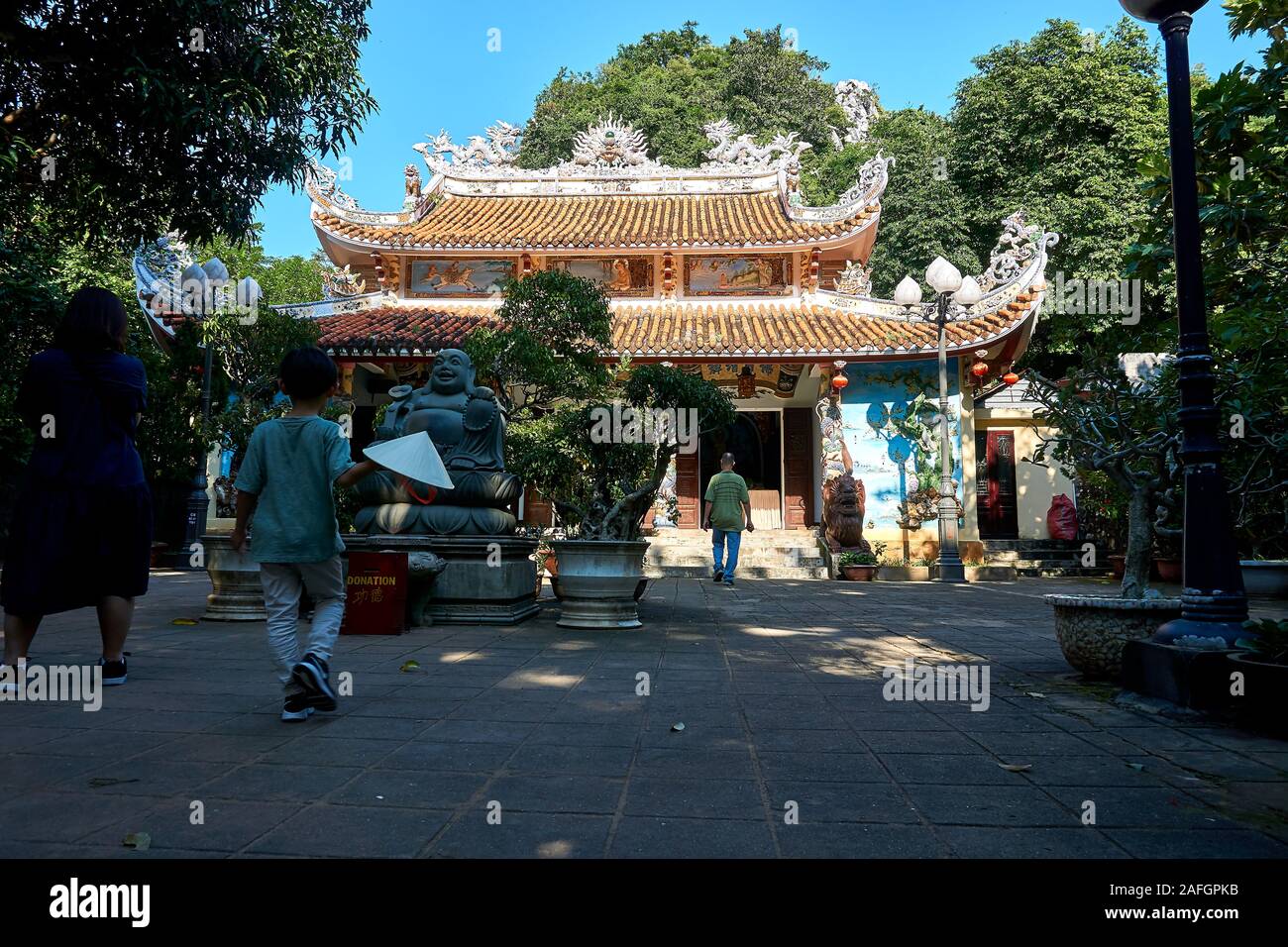 DA NANG, VIETNAM - Novembre 22, 2019: la gente visita tempio sulle montagne di marmo, Da Nang, Vietnam Foto Stock