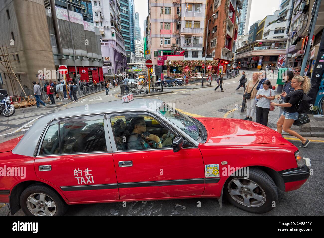 Red taxi sulla strada di Hollywood. Central, Hong Kong, Cina. Foto Stock