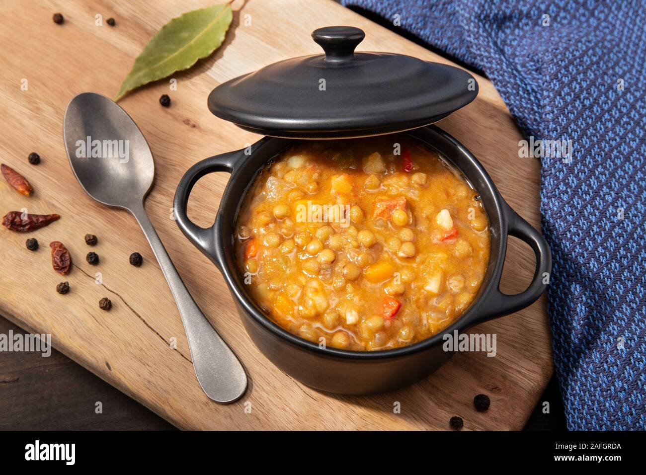 Spagnolo tradizionale zuppa di lenticchie. Slow food concept Foto Stock