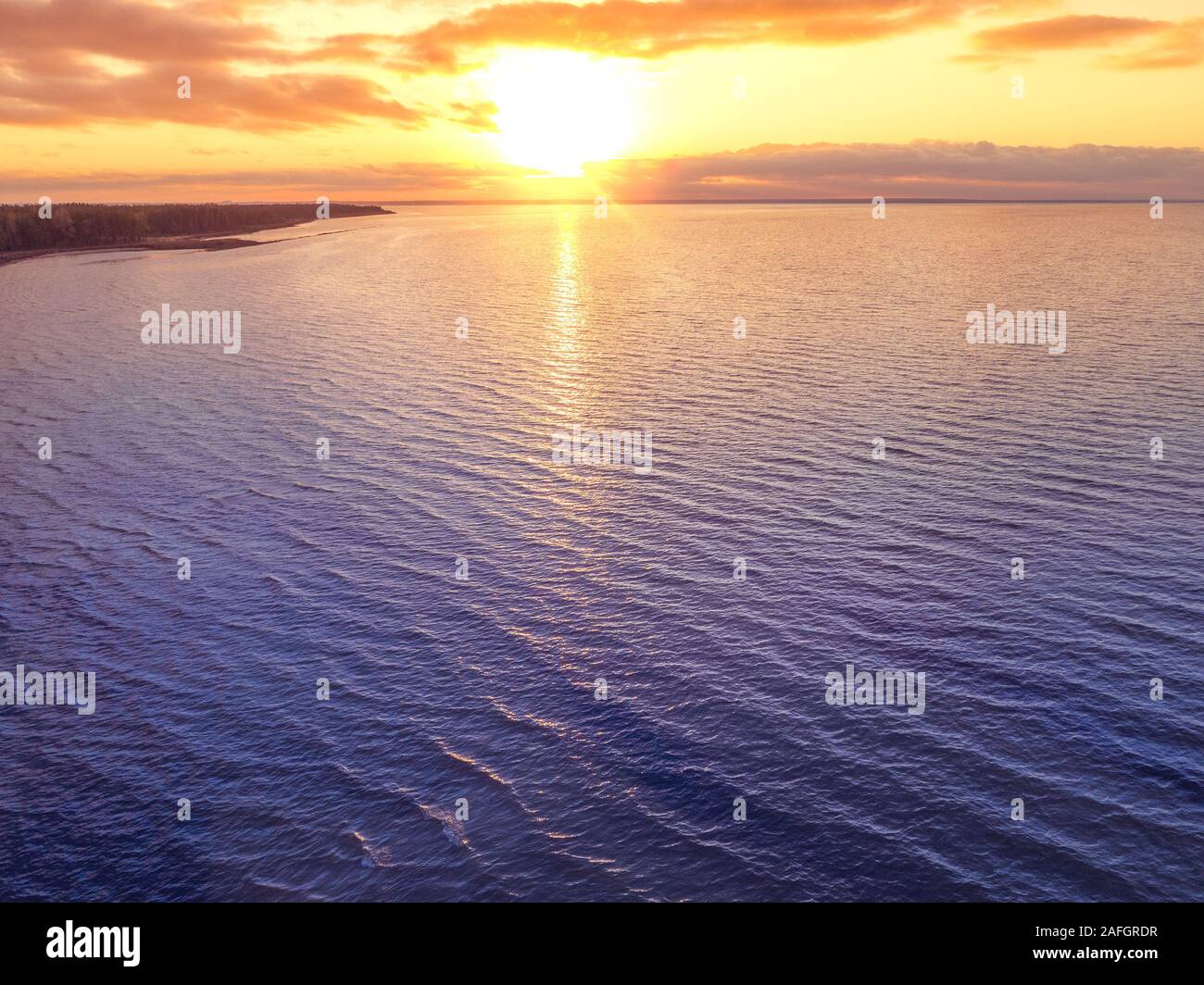 Il tramonto sul mare. Paesaggio di mare in serata. Bel tramonto con cielo drammatico. Vista aerea Foto Stock