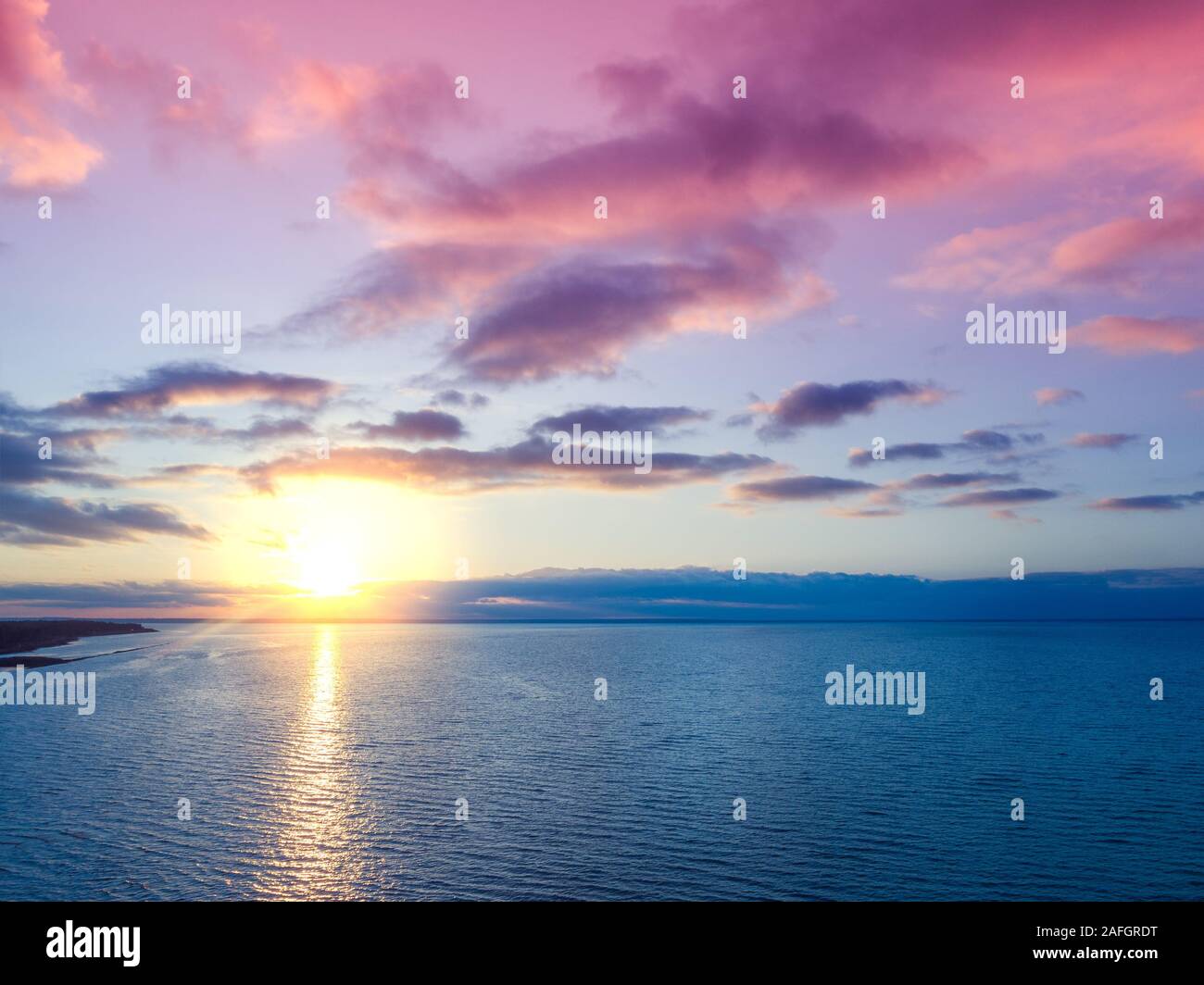 Il tramonto sul mare. Paesaggio di mare in serata. Bel tramonto con cielo drammatico. Vista aerea Foto Stock
