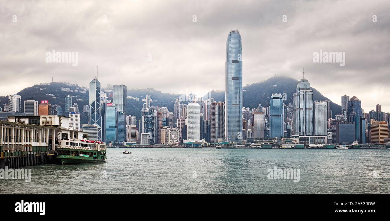 Vista panoramica della skyline di Hong Kong in un giorno nuvoloso. Hong Kong, Cina. Foto Stock