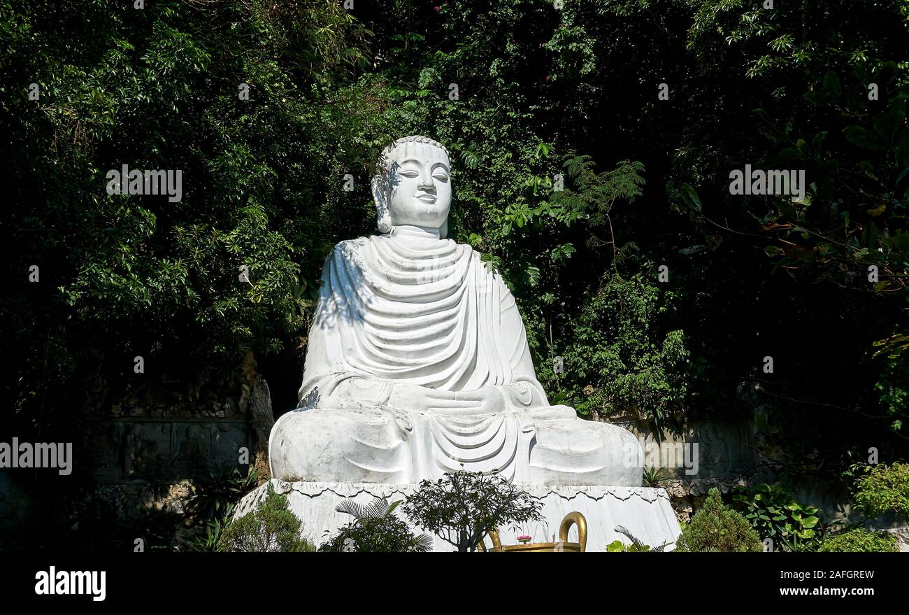 DA NANG, VIETNAM - Novembre 22, 2019: Statua del Buddha a montagne di marmo, Da Nang, Vietnam Foto Stock