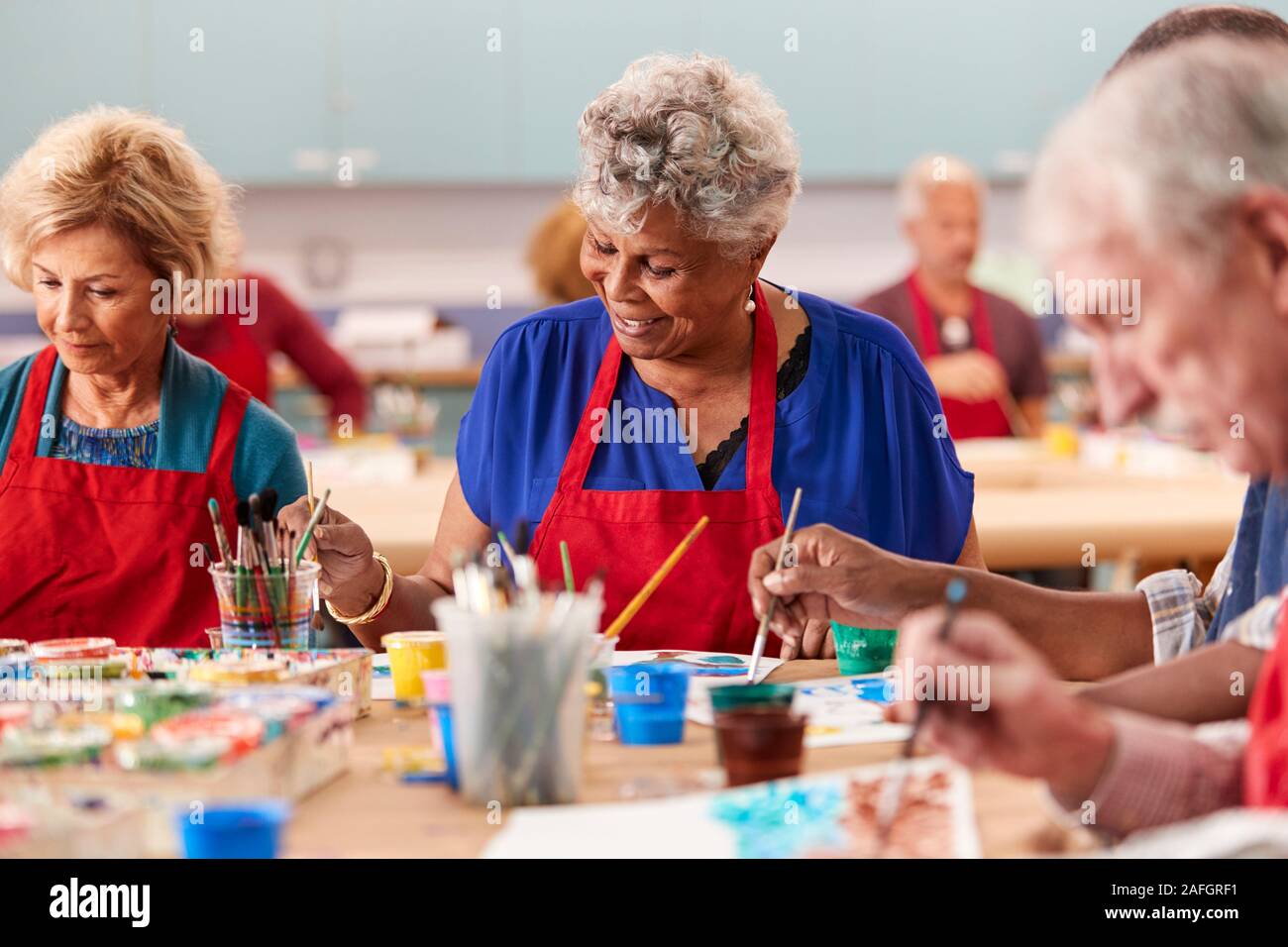 Senior pensionati donna frequentando arte classe nel centro comunitario Foto Stock