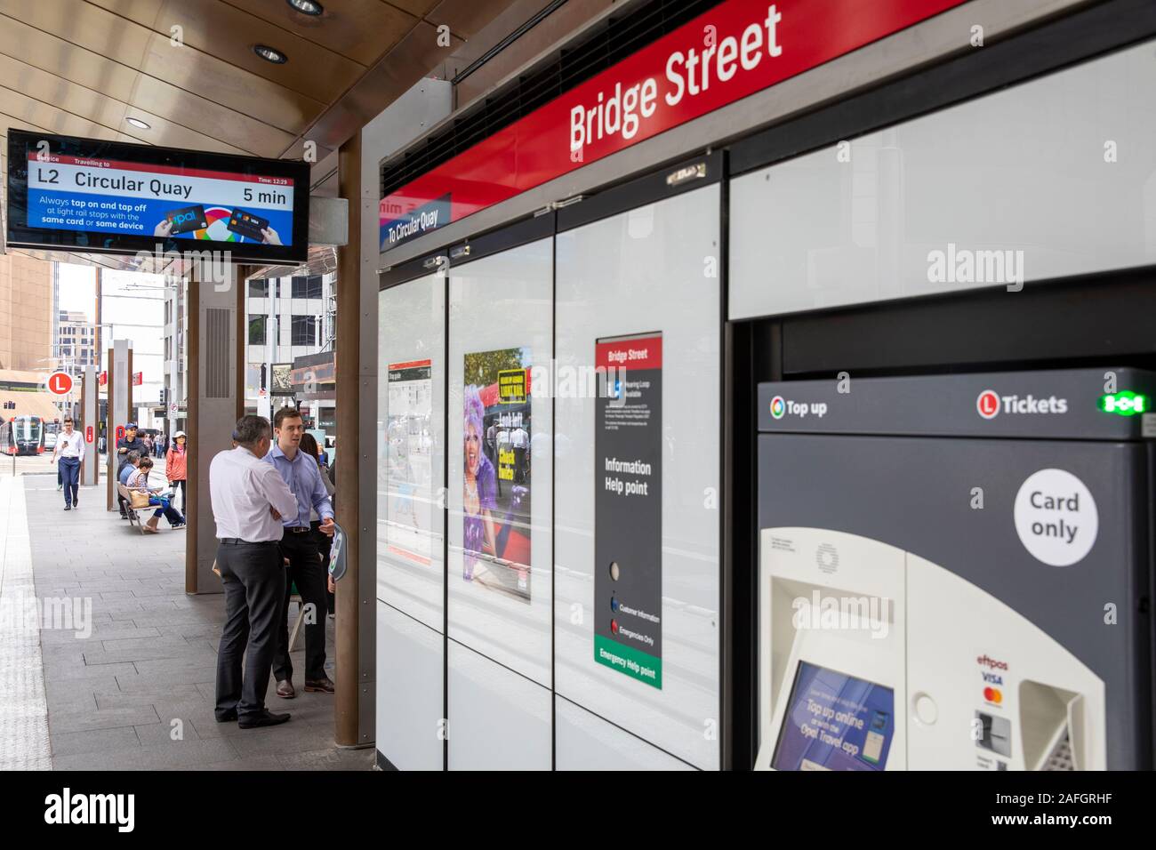 Stazione ferroviaria leggera chiamata Bridge Street sul percorso della ferrovia leggera di sydney tra Circular Quay e randwick, e biglietteria, Sydney, Australia Foto Stock