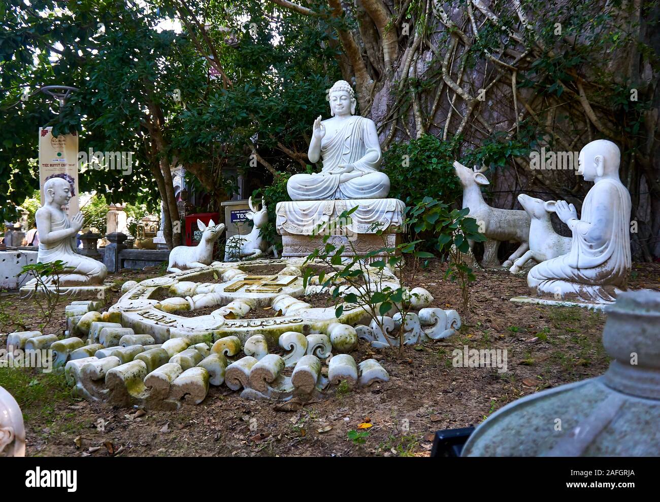 DA NANG, VIETNAM - Novembre 22, 2019: Statua del Buddha a montagne di marmo, Da Nang, Vietnam Foto Stock