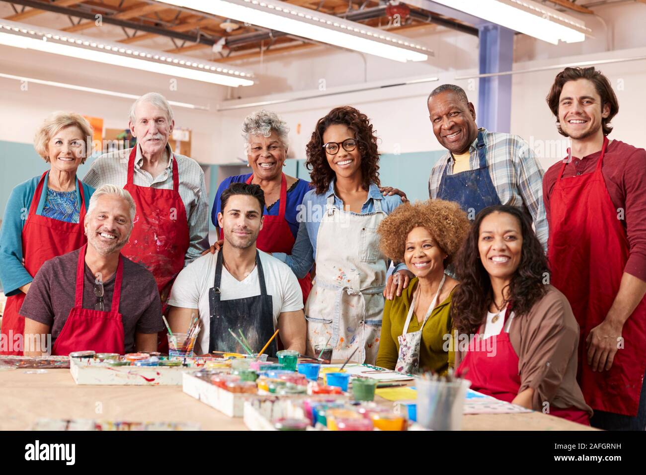 Ritratto di coppia adulti che frequentano l'arte classe nel centro comunitario con l'insegnante Foto Stock