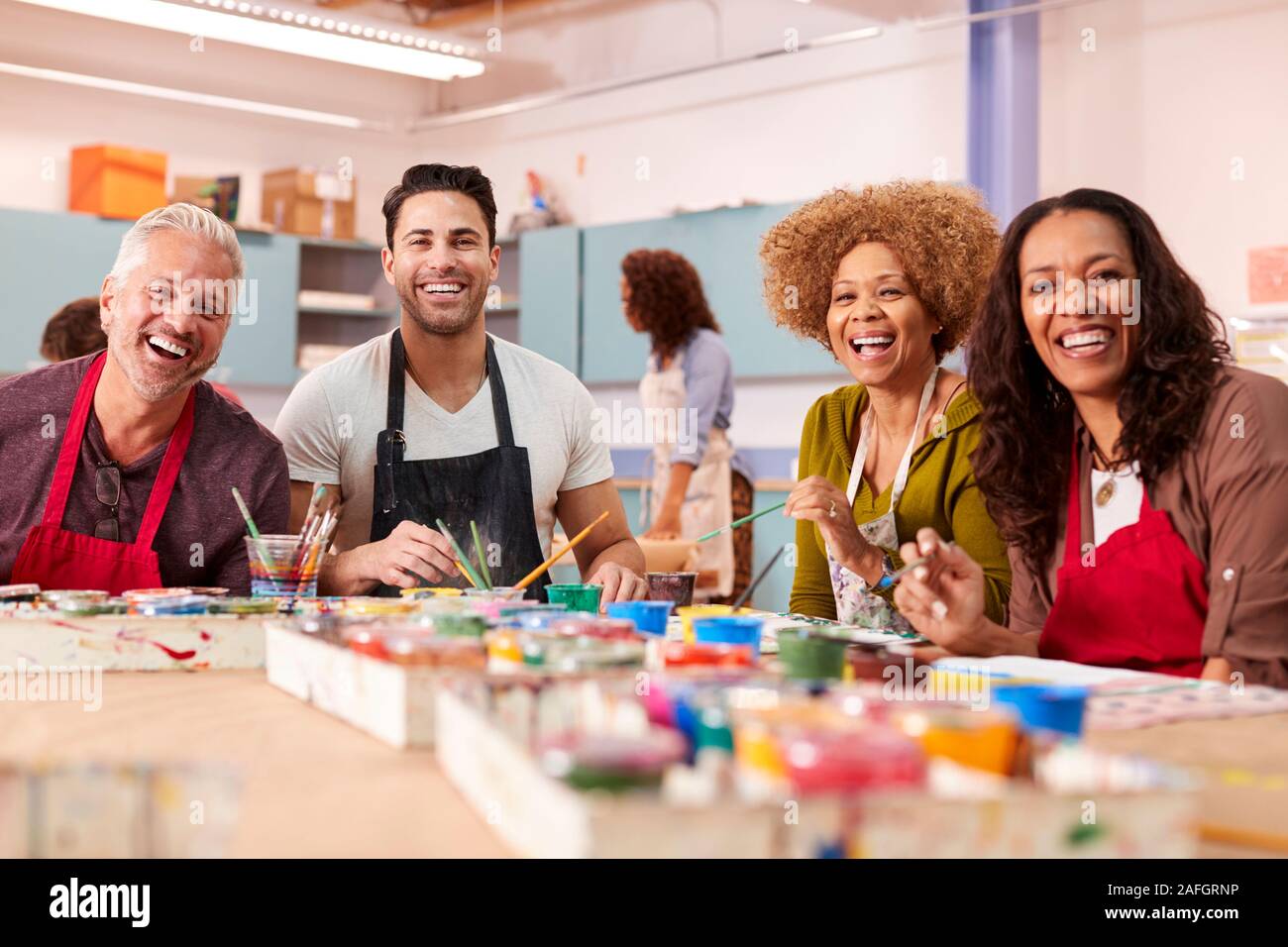 Ritratto di coppia adulti che frequentano l'arte classe nel centro comunitario Foto Stock