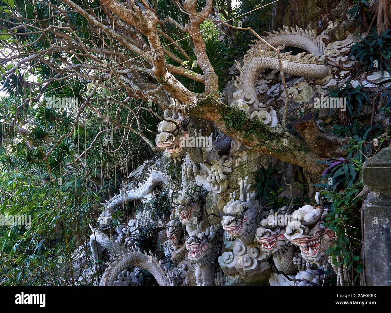 DA NANG, VIETNAM - Novembre 22, 2019: Dragon statua a montagne di marmo, Da Nang, Vietnam Foto Stock