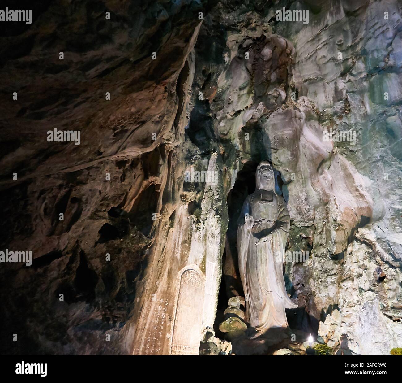 DA NANG, VIETNAM - Novembre 22, 2019: Statua del Buddha in grotta a montagne di marmo, Da Nang, Vietnam Foto Stock