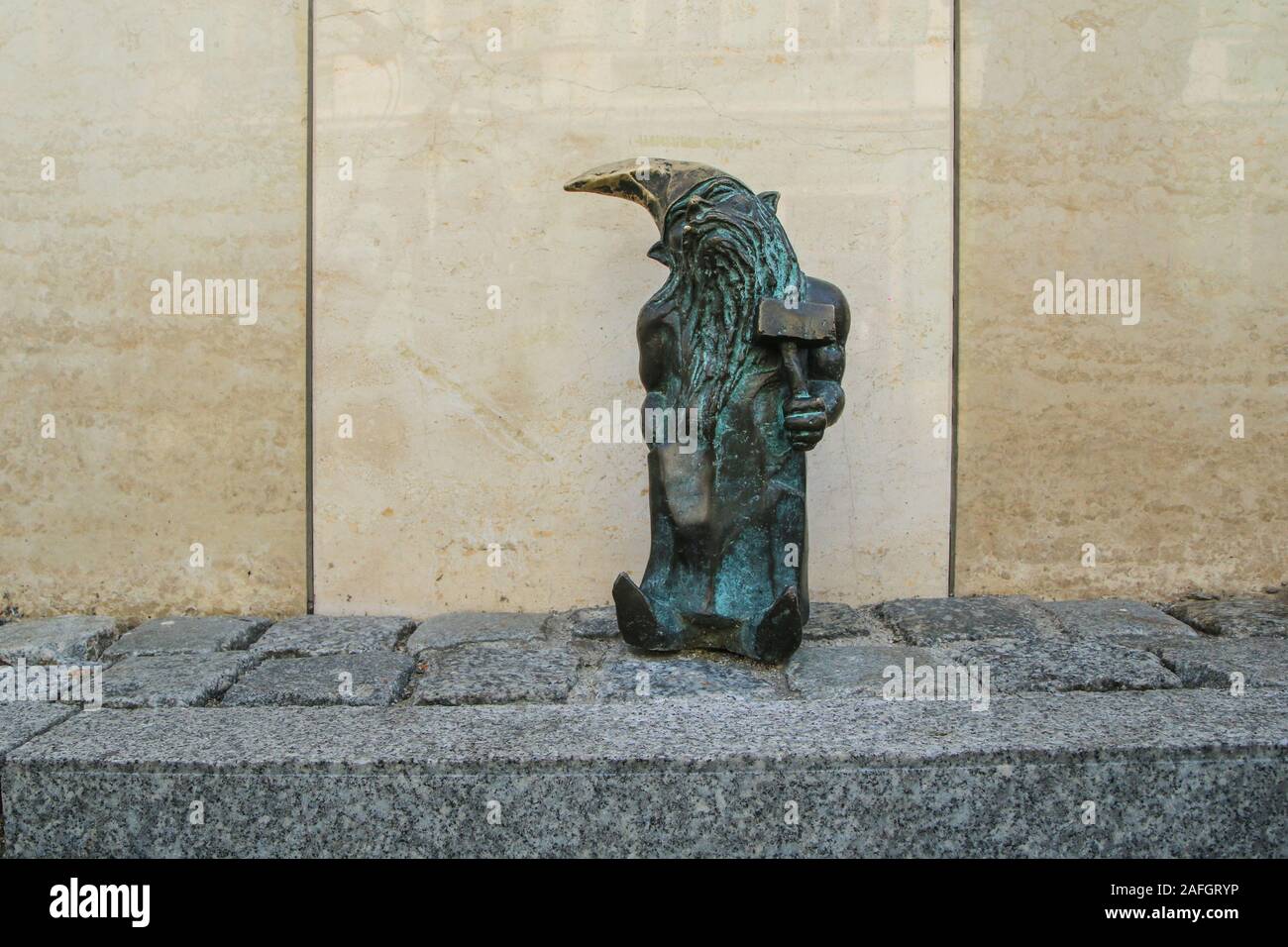 Dettaglio di una delle statue di gnome a Wroclaw in Polonia. Nascosto nelle strade del centro della città, l'attrazione per i turisti. Foto Stock
