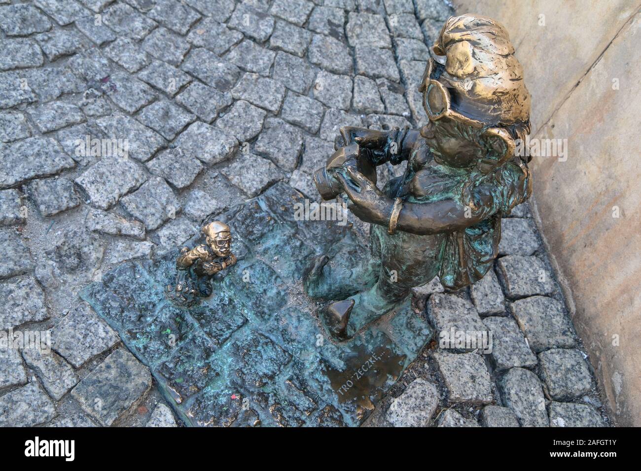 Dettaglio di una delle statue di gnome a Wroclaw in Polonia. Nascosto nelle strade del centro della città, l'attrazione per i turisti. Foto Stock