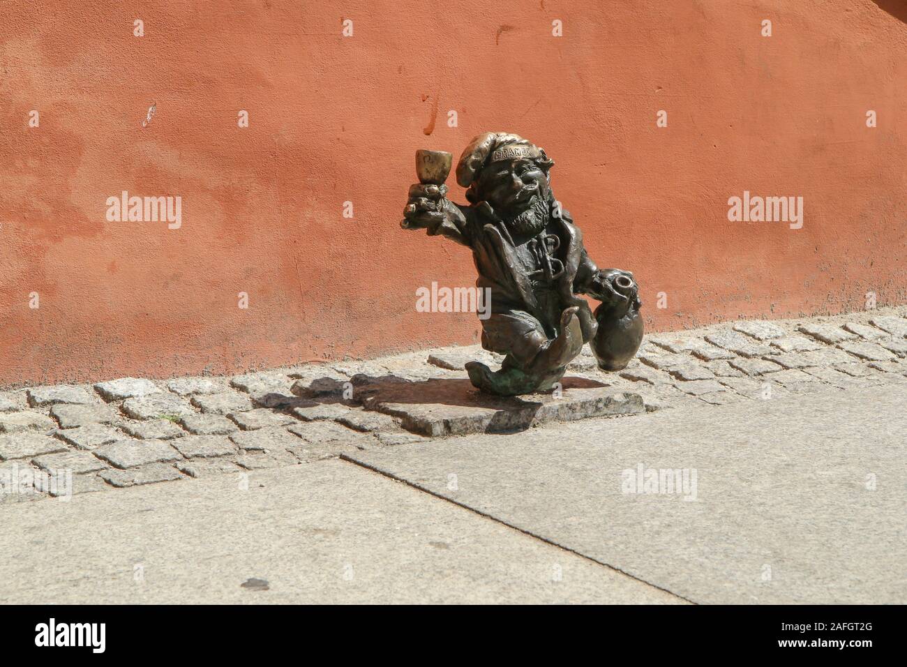 Dettaglio di una delle statue di gnome a Wroclaw in Polonia. Nascosto nelle strade del centro della città, l'attrazione per i turisti. Foto Stock