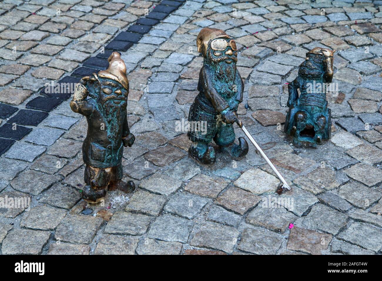 Dettaglio di una delle statue di gnome a Wroclaw in Polonia. Nascosto nelle strade del centro della città, l'attrazione per i turisti. Foto Stock