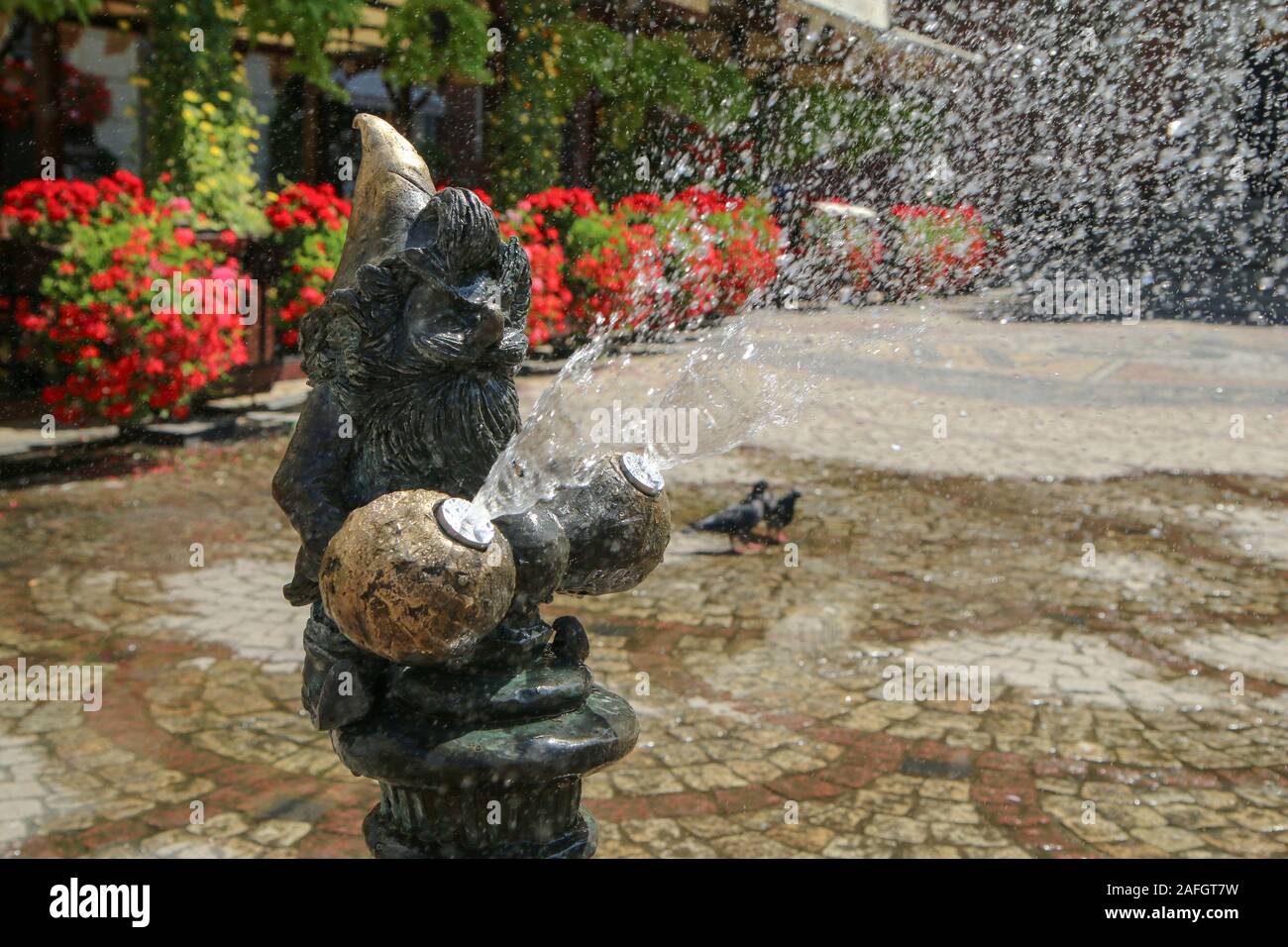Dettaglio di una delle statue di gnome a Wroclaw in Polonia. Nascosto nelle strade del centro della città, l'attrazione per i turisti. Foto Stock