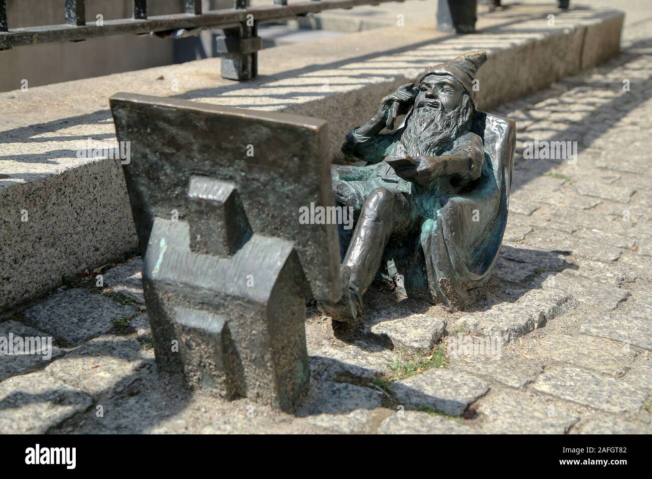 Dettaglio di una delle statue di gnome a Wroclaw in Polonia. Nascosto nelle strade del centro della città, l'attrazione per i turisti. Foto Stock