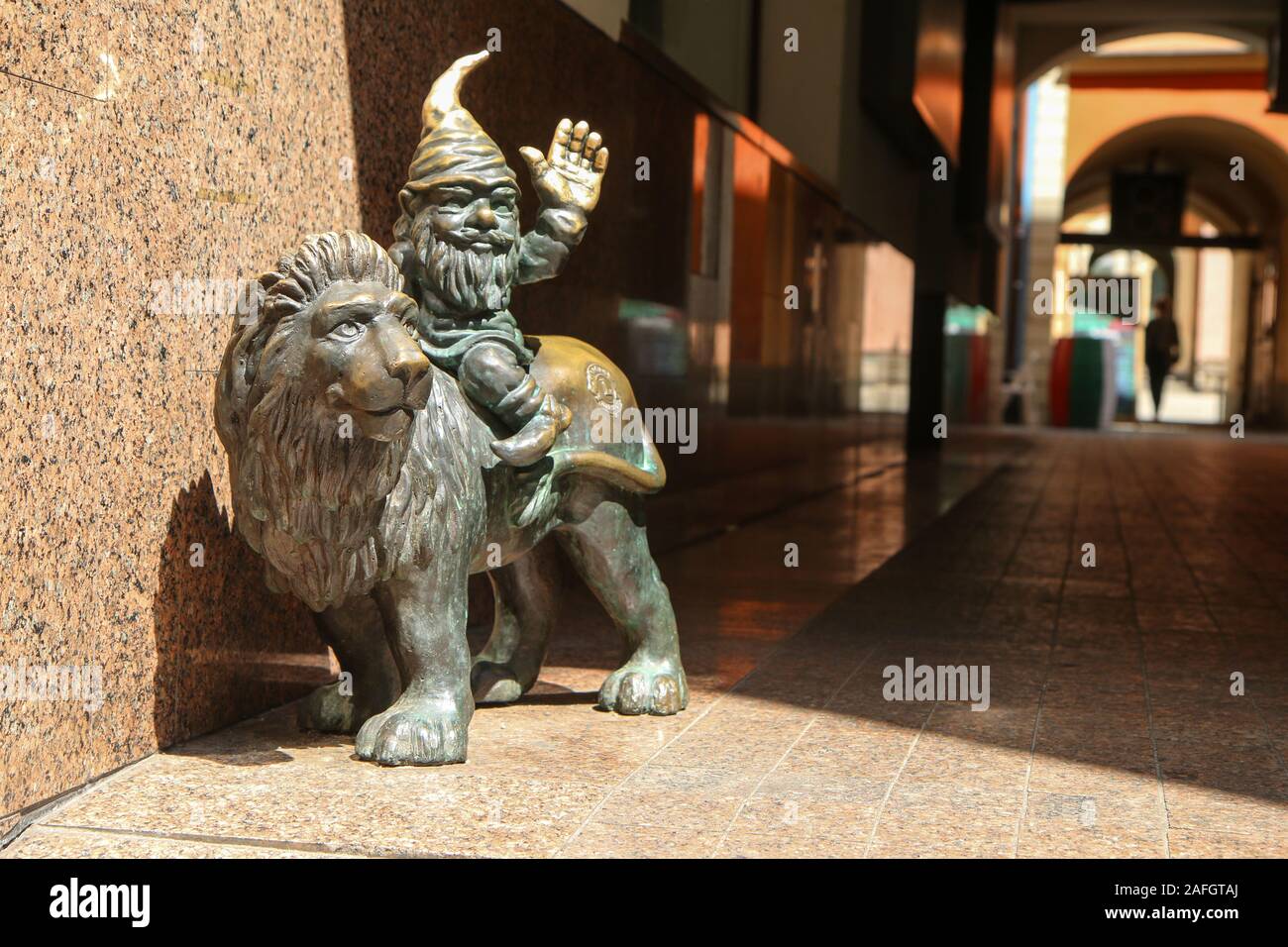 Dettaglio di una delle statue di gnome a Wroclaw in Polonia. Nascosto nelle strade del centro della città, l'attrazione per i turisti. Foto Stock
